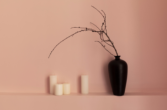 décoration minimaliste vase et bougie