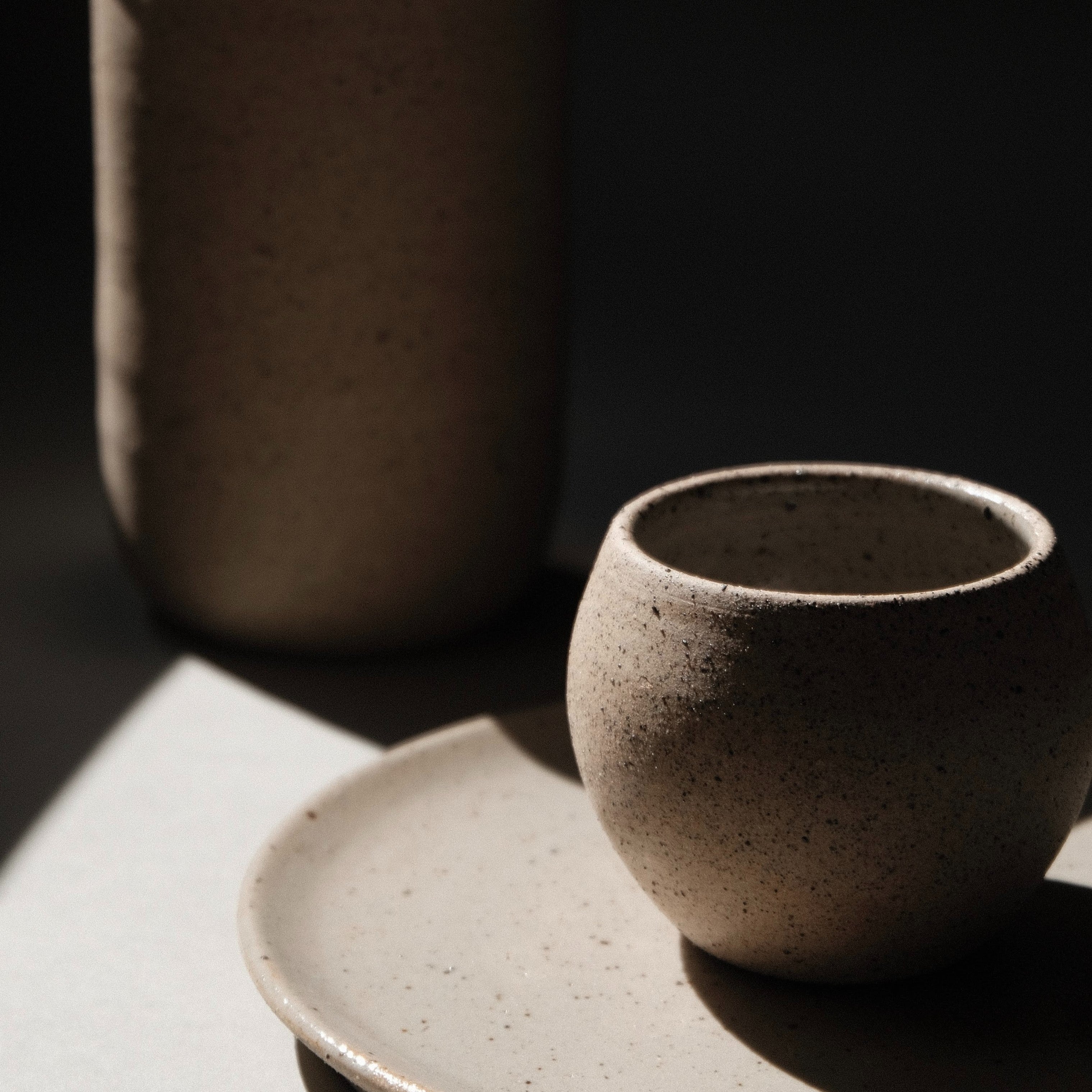 Tasse et carafe moucheté beige- décoration intérieure